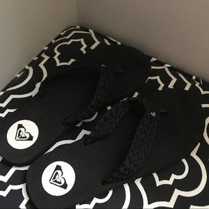 roxy black flip flops